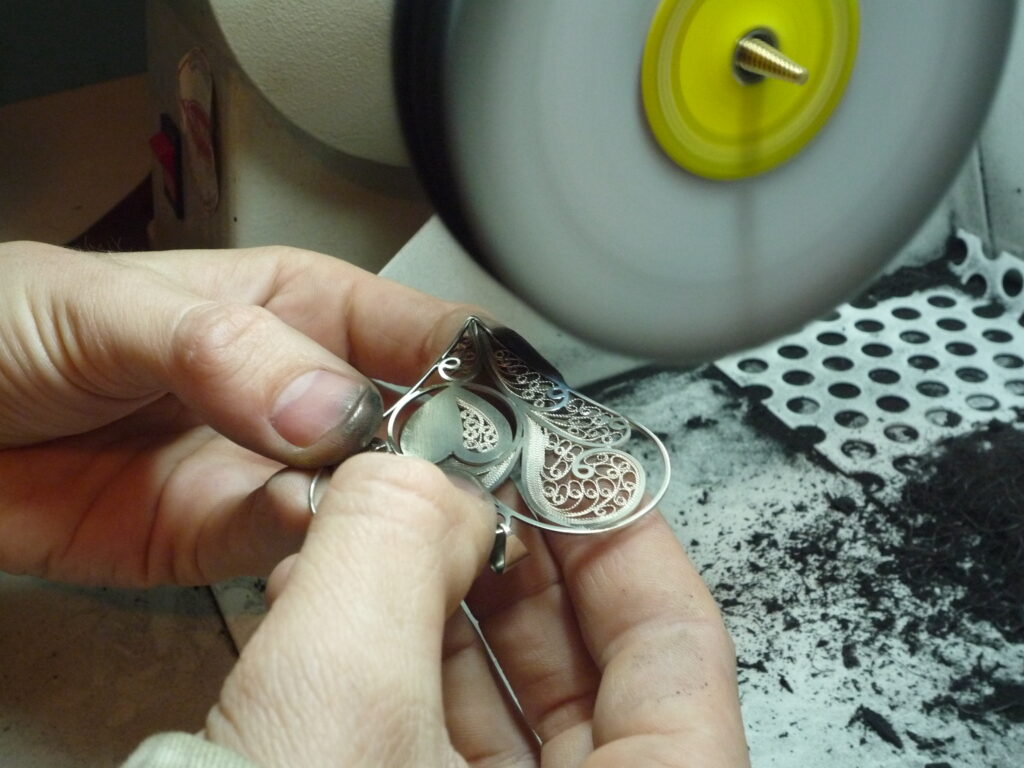 Antoine Puygrenier différentes étapes de fabrication d'un pendentif en filigrane en argent soudure mise en place des fils émerisage et polissage Artisan bijoutier joaillier