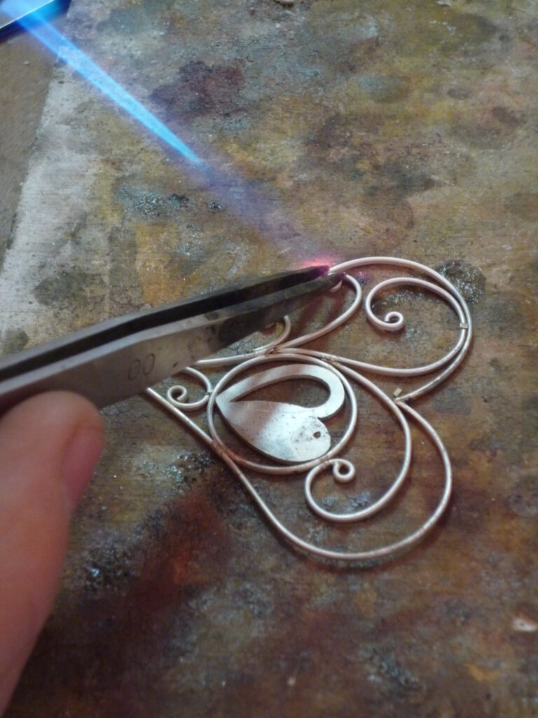 Antoine Puygrenier différentes étapes de fabrication d'un pendentif en filigrane en argent soudure mise en place des fils émerisage et polissage Artisan bijoutier joaillier