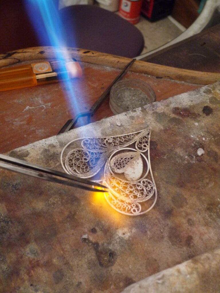 Antoine Puygrenier différentes étapes de fabrication d'un pendentif en filigrane en argent soudure mise en place des fils émerisage et polissage Artisan bijoutier joaillier