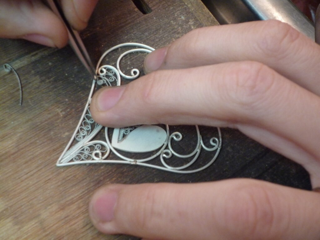 Antoine Puygrenier différentes étapes de fabrication d'un pendentif en filigrane en argent soudure mise en place des fils émerisage et polissage Artisan bijoutier joaillier