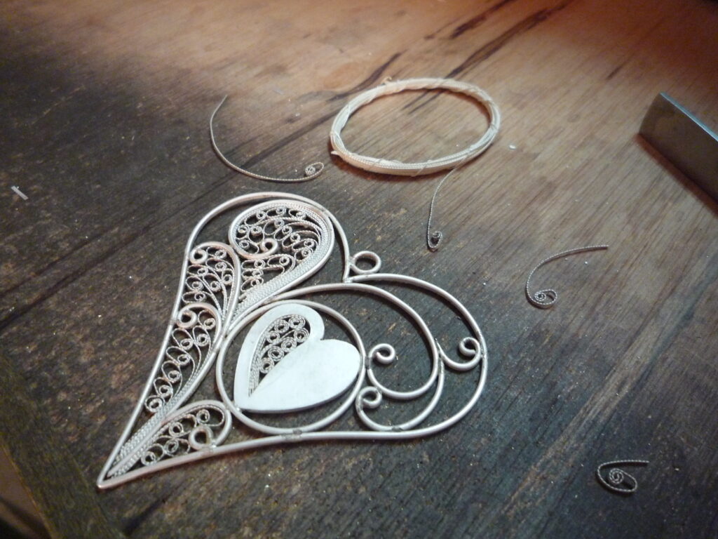 Antoine Puygrenier différentes étapes de fabrication d'un pendentif en filigrane en argent soudure mise en place des fils émerisage et polissage Artisan bijoutier joaillier