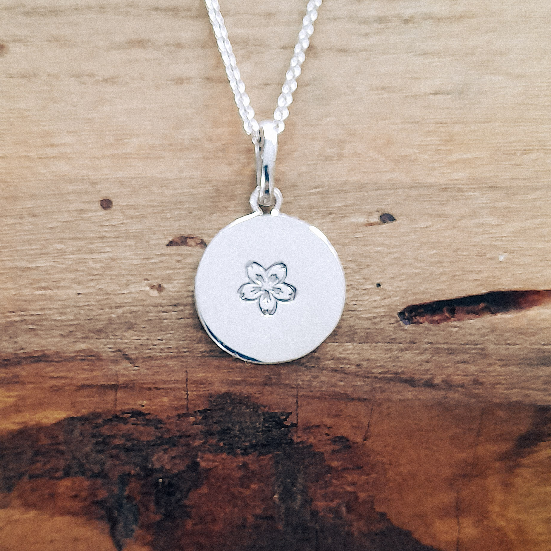 Antoine Puygrenier - artisan bijoutier joaillier Lyon - Médaille de naissance sakura en argent or  personnalisée avec le prénom d’un bébé – Idée cadeau original pour une naissance