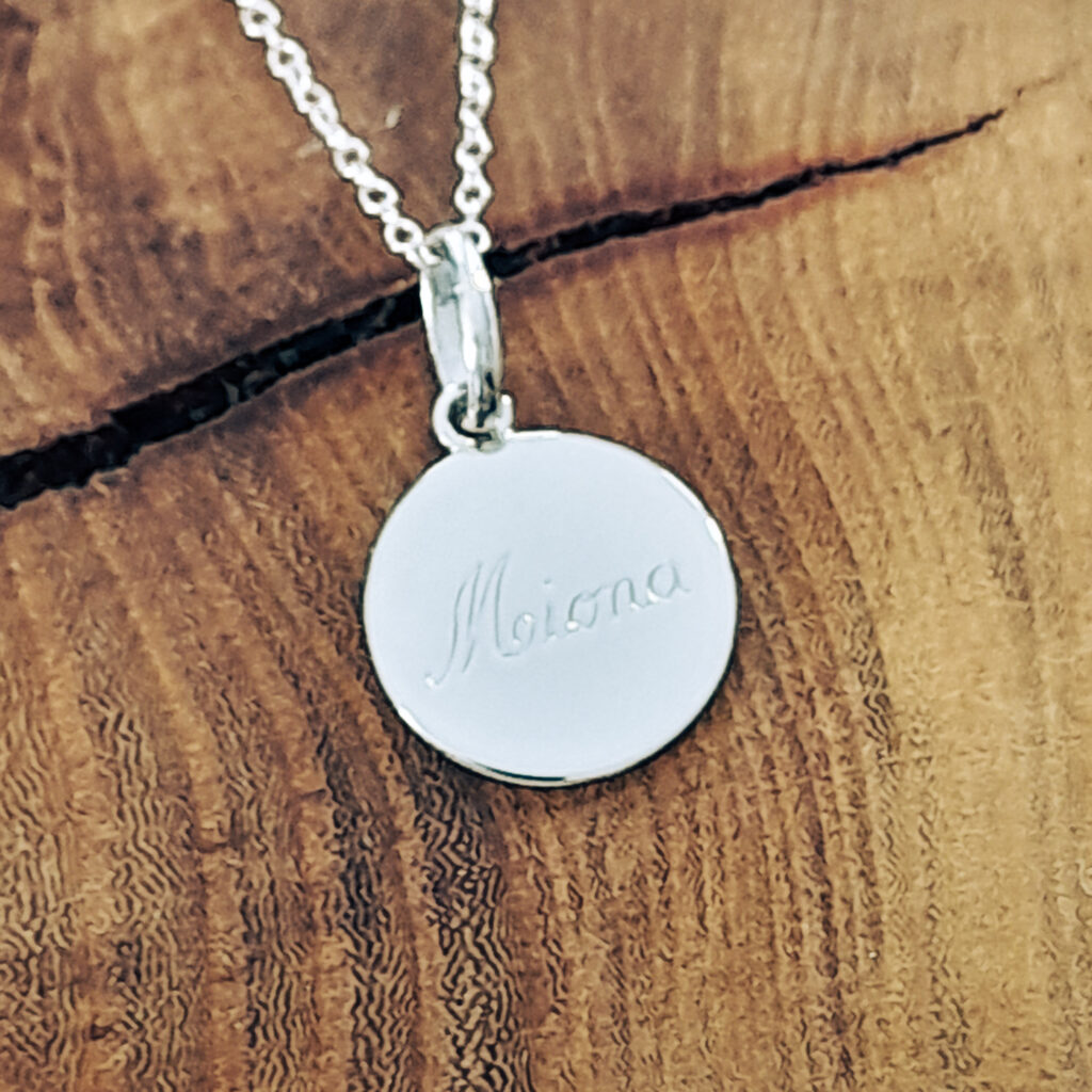 Antoine Puygrenier - artisan bijoutier joaillier Lyon - Médaille de naissance en argent or  personnalisée avec le prénom d’un bébé – Idée cadeau original pour une naissance