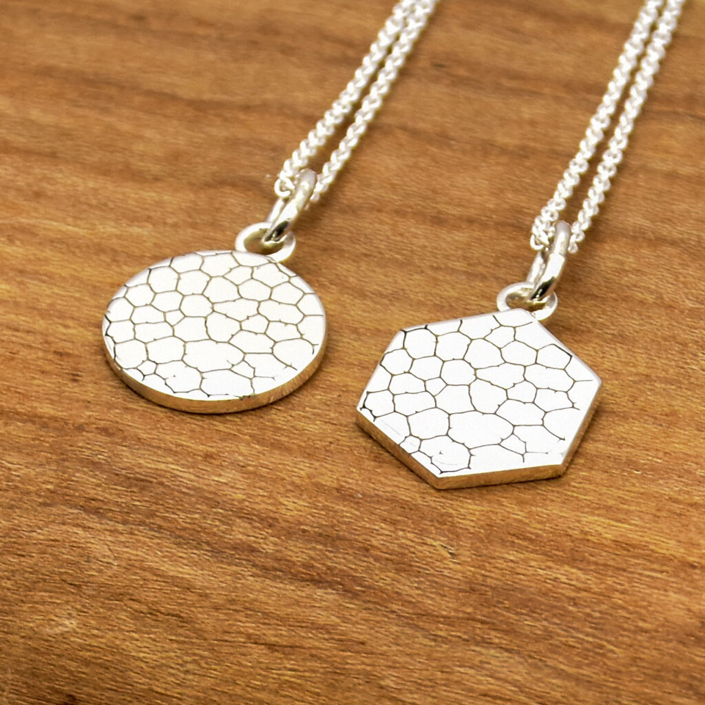 Antoine Puygrenier - artisan bijoutier joaillier Lyon - Médaille de naissance ronde hexagonale  en argent or  personnalisée avec le prénom d’un bébé – Idée cadeau original pour une naissance empreinte digitale