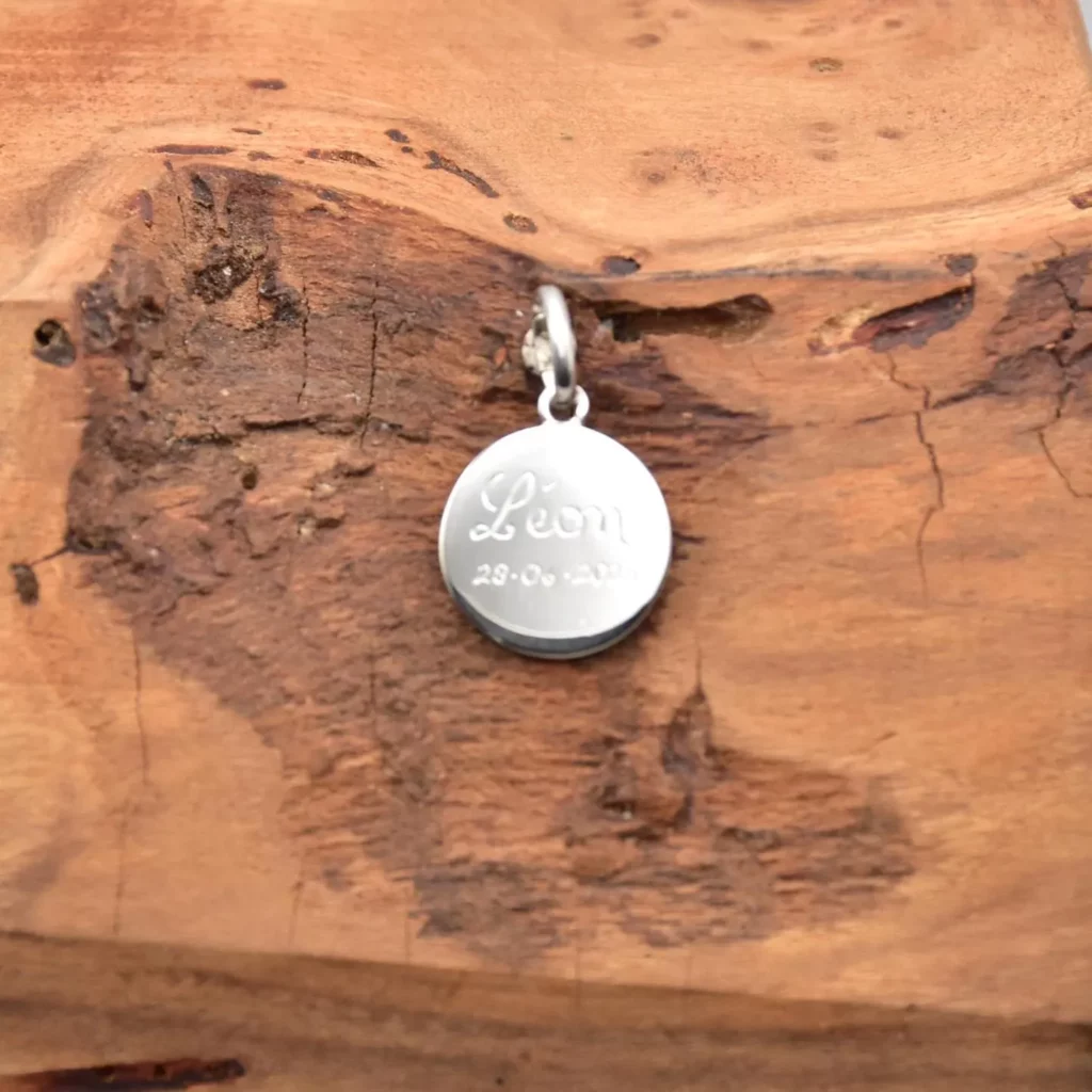 Antoine Puygrenier - artisan bijoutier joaillier Lyon - Médaille de naissance en argent or  personnalisée avec le prénom d’un bébé – Idée cadeau original pour une naissance