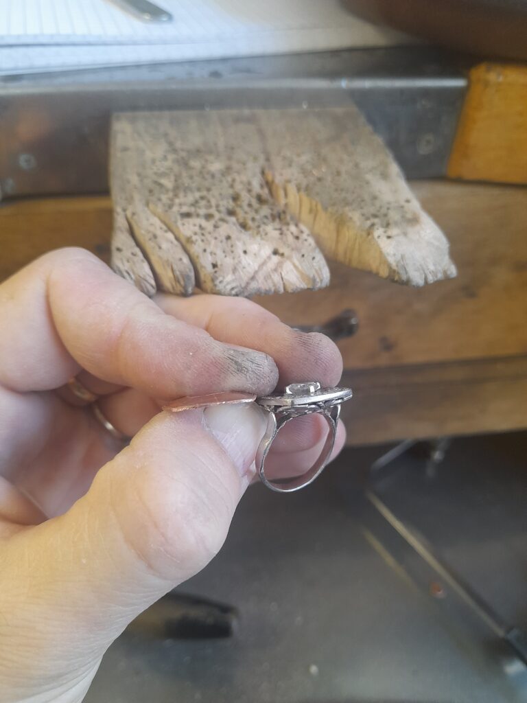 Antoine Puygrenier - artisan bijoutier joaillier Lyon - réparation transformation de bijoux - sur-mesure bijoux personnaliser bague de fiançailles platine diamants