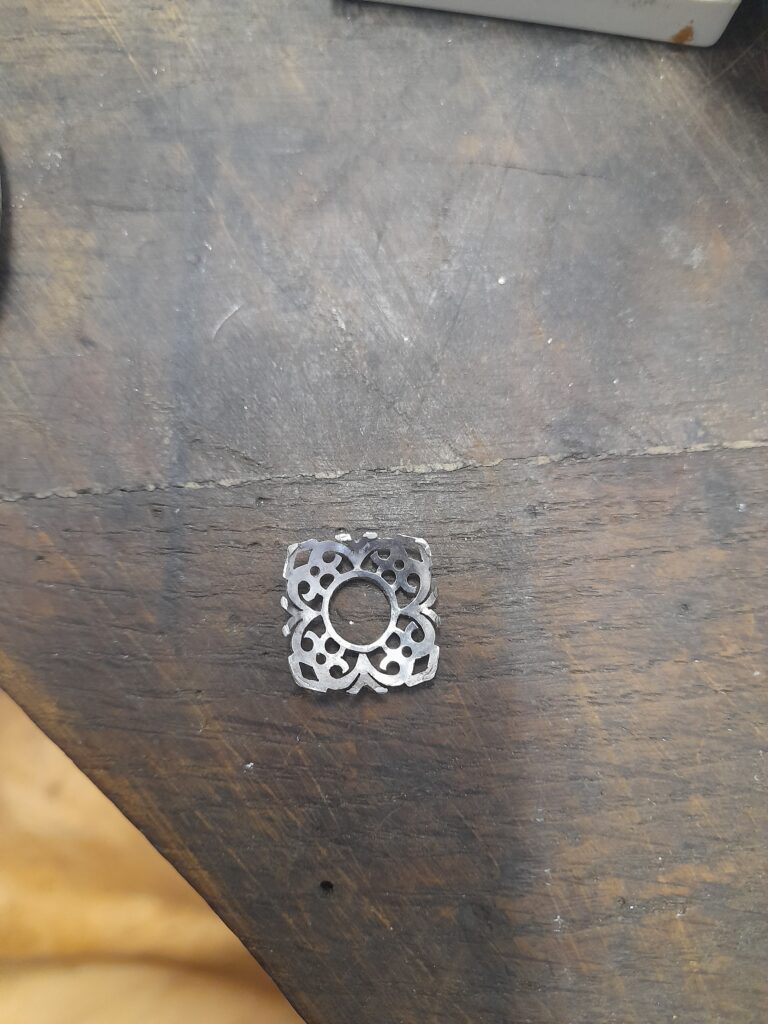 Antoine Puygrenier - artisan bijoutier joaillier Lyon - réparation transformation de bijoux - sur-mesure bijoux personnaliser bague de fiançailles platine diamants panier ajouré
