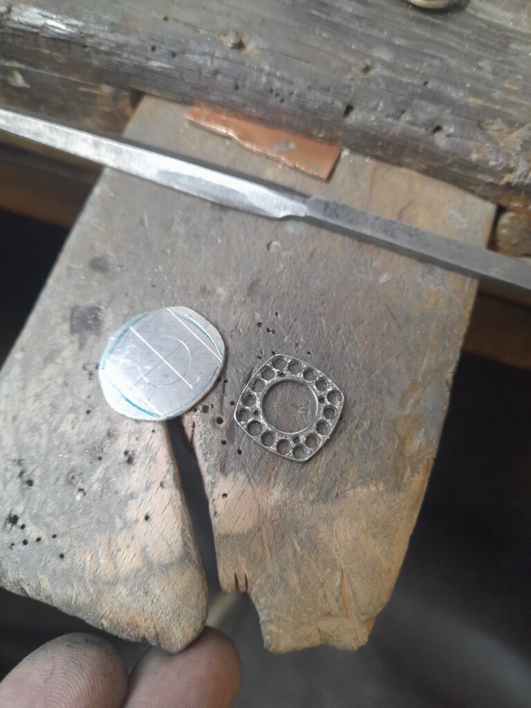 Antoine Puygrenier - artisan bijoutier joaillier Lyon - réparation transformation de bijoux - sur-mesure bijoux personnaliser bague de fiançailles platine diamants panier ajouré