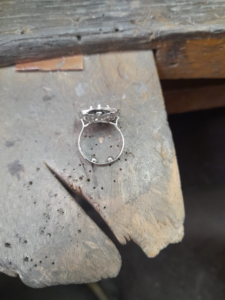 Antoine Puygrenier - artisan bijoutier joaillier Lyon - réparation transformation de bijoux - sur-mesure bijoux personnaliser bague de fiançailles platine diamants panier ajouré