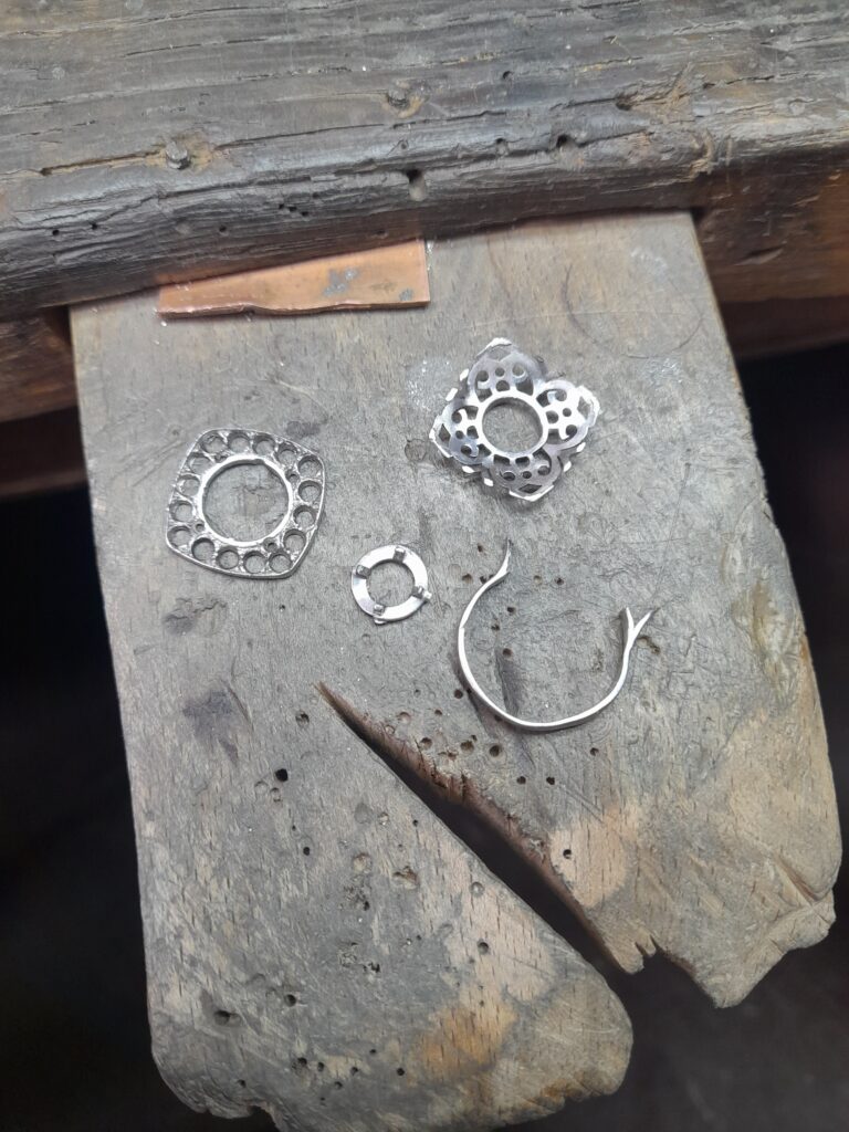 Antoine Puygrenier - artisan bijoutier joaillier Lyon - réparation transformation de bijoux - sur-mesure bijoux personnaliser bague de fiançailles platine diamants panier ajouré