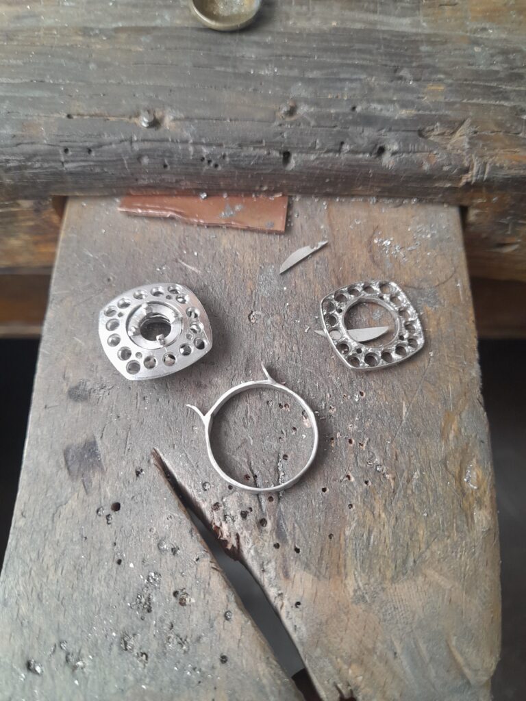Antoine Puygrenier - artisan bijoutier joaillier Lyon - réparation transformation de bijoux - sur-mesure bijoux personnaliser bague de fiançailles platine diamants panier ajouré