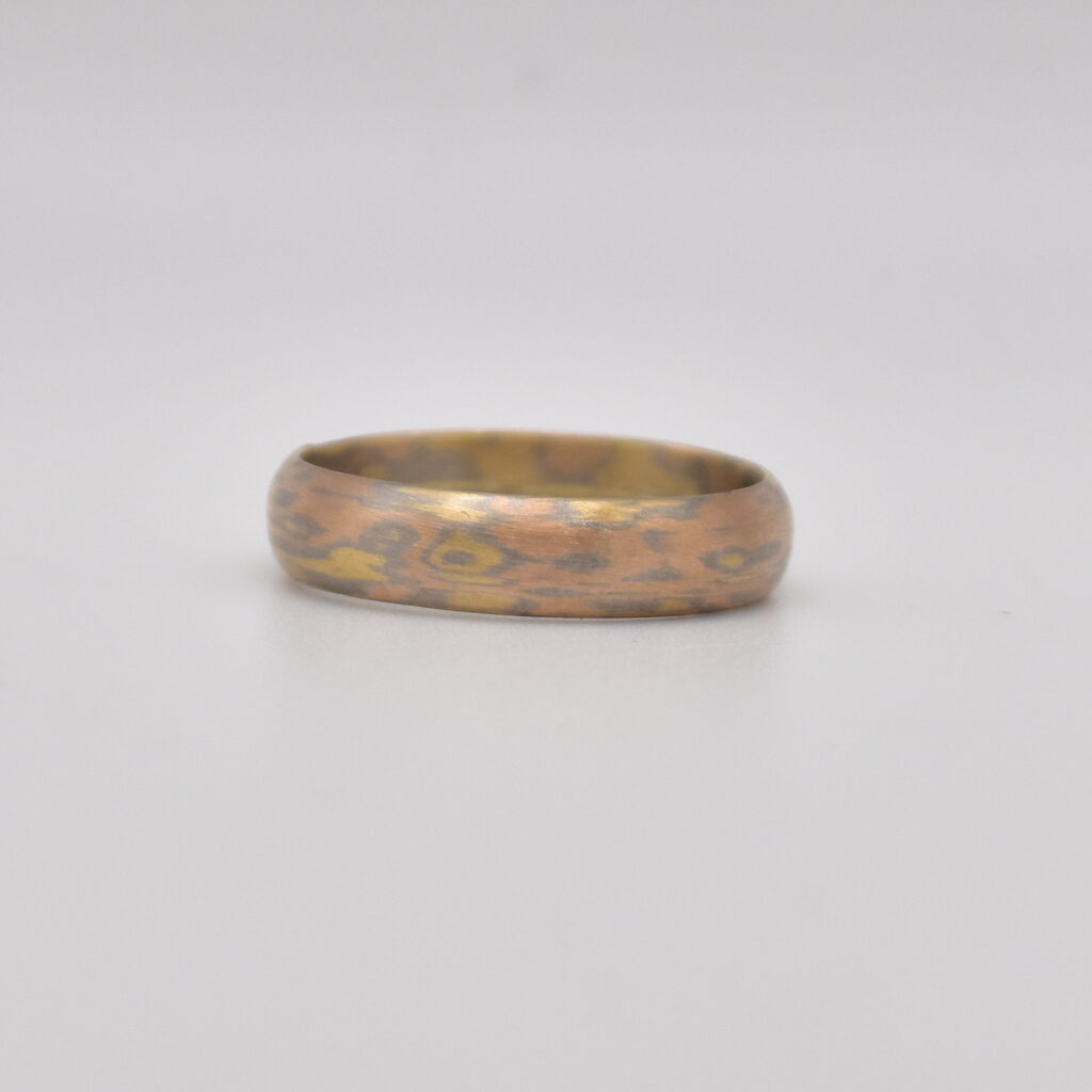 Alliance unique en Mokume Gane, mélange de palladium et or 18K jaune et rouge, bague de mariage artisanale et personnalisée, design exclusif sur mesure, bijou original pour couple moderne, symbole d’amour éternel, anneau précieux fait main, style élégant et contemporain, cadeau mariage ou fiançailles, bague personnalisable avec gravure