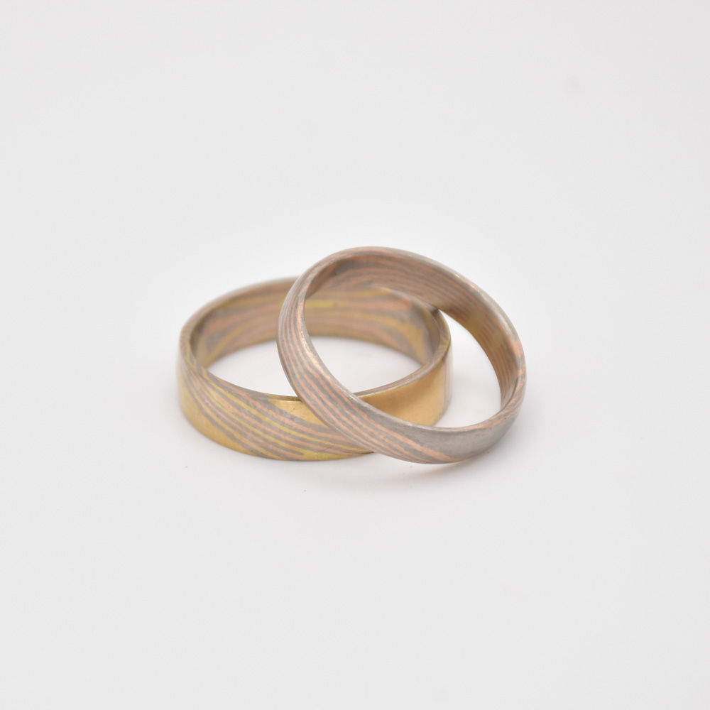 Alliance unique en Mokume Gane, mélange de palladium et or 18K jaune et rouge, bague de mariage artisanale et personnalisée, design exclusif sur mesure, bijou original pour couple moderne, symbole d’amour éternel, anneau précieux fait main, style élégant et contemporain, cadeau mariage ou fiançailles, bague personnalisable avec gravure