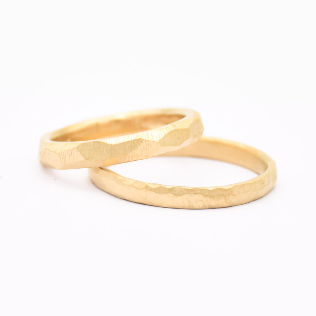 Antoine Puygrenier- Artisan Bijoutier Joaillier Lyon Alliance sur-mesure or jaune martelée facettée la chambre blanche gamme joaillerie Julie Boyer personnalisée mariage unique