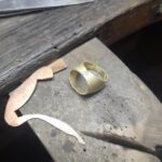 Antoine Puygrenier artisan bijoutier Lyon fabrication chevalière or personnalisée sur-mesure.