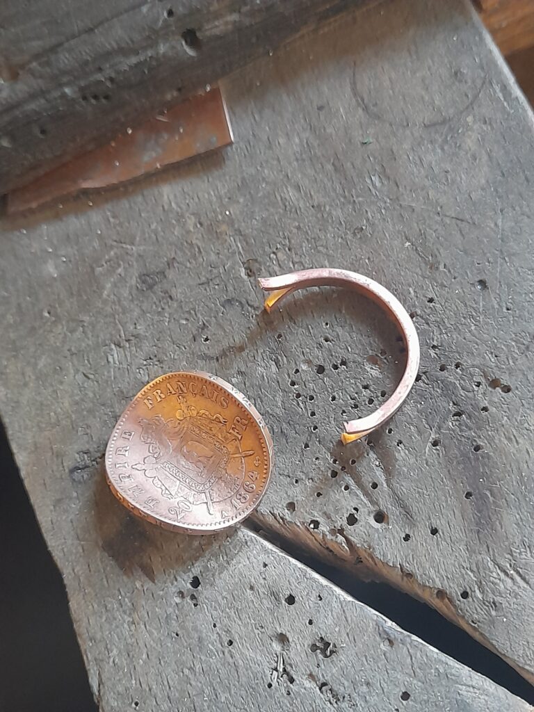 Antoine Puygrenier- artisan bijoutier Joaillier Bague Pièce Courbée Napoléon 20 Francs en Or 18 Carats