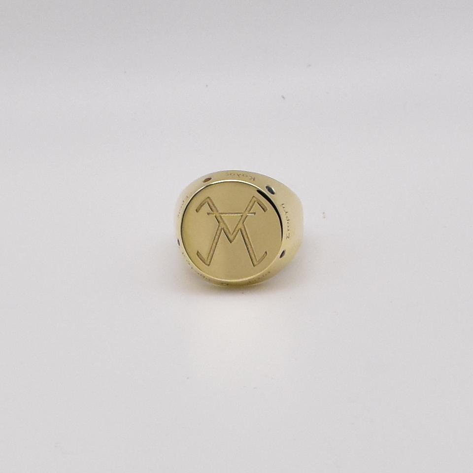 Antoine Puygrenier artisan bijoutier Lyon chevalière en or personnalisée sur-mesure.