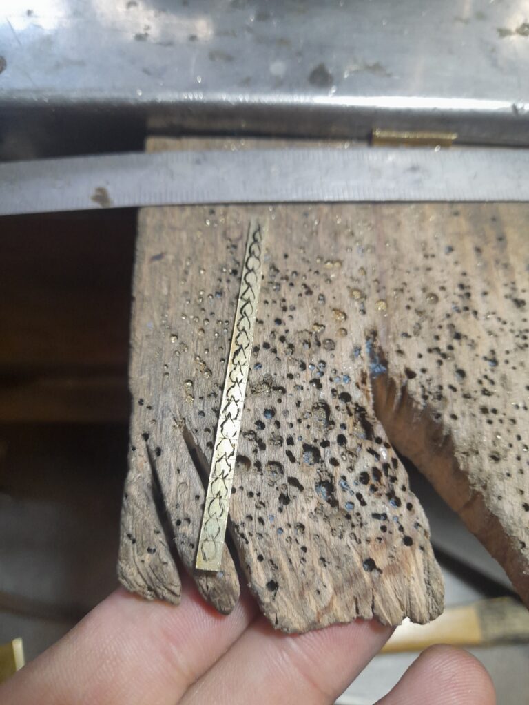 Antoine Puygrenier- Artisan Bijoutier Joaillier Lyon Alliance sur-mesure couronne de feuille en collaboration avec la chambre blanche gamme joaillerie Julie Boyer personnalisée