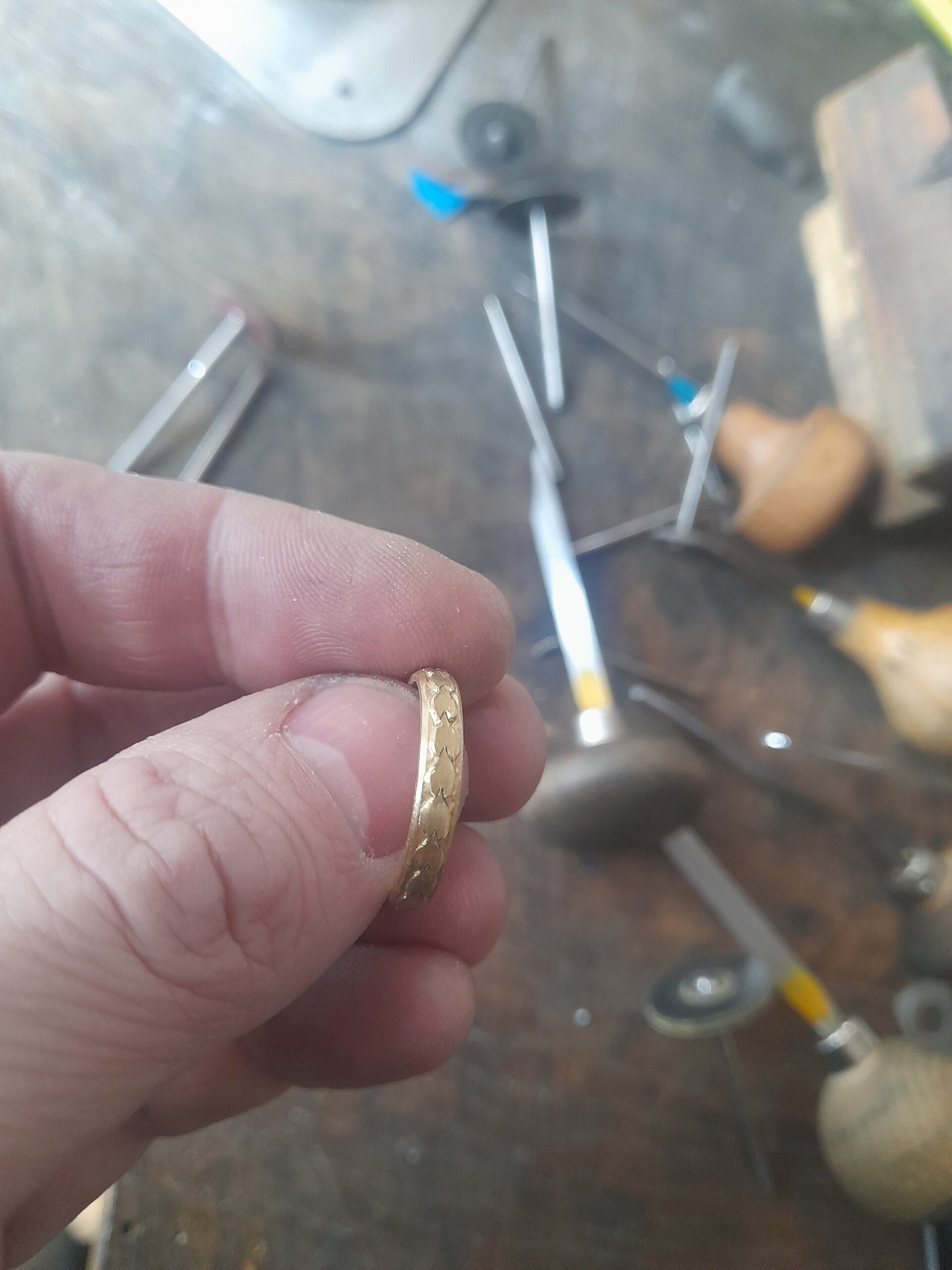 Antoine Puygrenier- Artisan Bijoutier Joaillier Lyon Alliance sur-mesure couronne de feuille en collaboration avec la chambre blanche gamme joaillerie Julie Boyer personnalisée