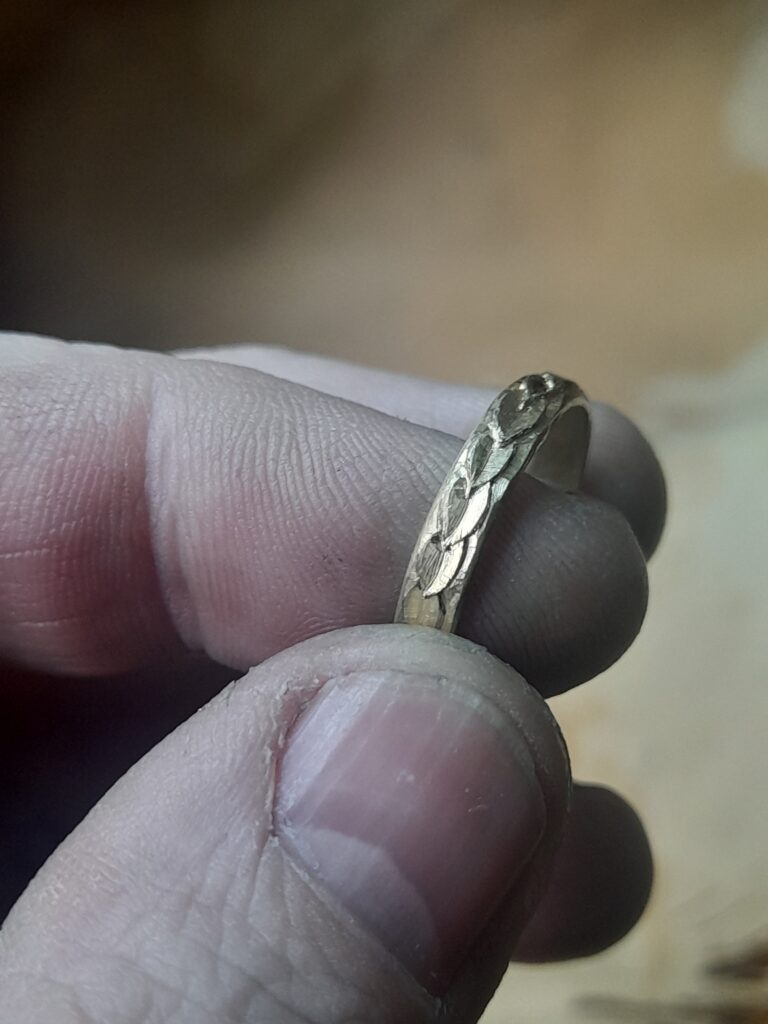 Antoine Puygrenier- Artisan Bijoutier Joaillier Lyon Alliance sur-mesure couronne de feuille en collaboration avec la chambre blanche gamme joaillerie Julie Boyer personnalisée