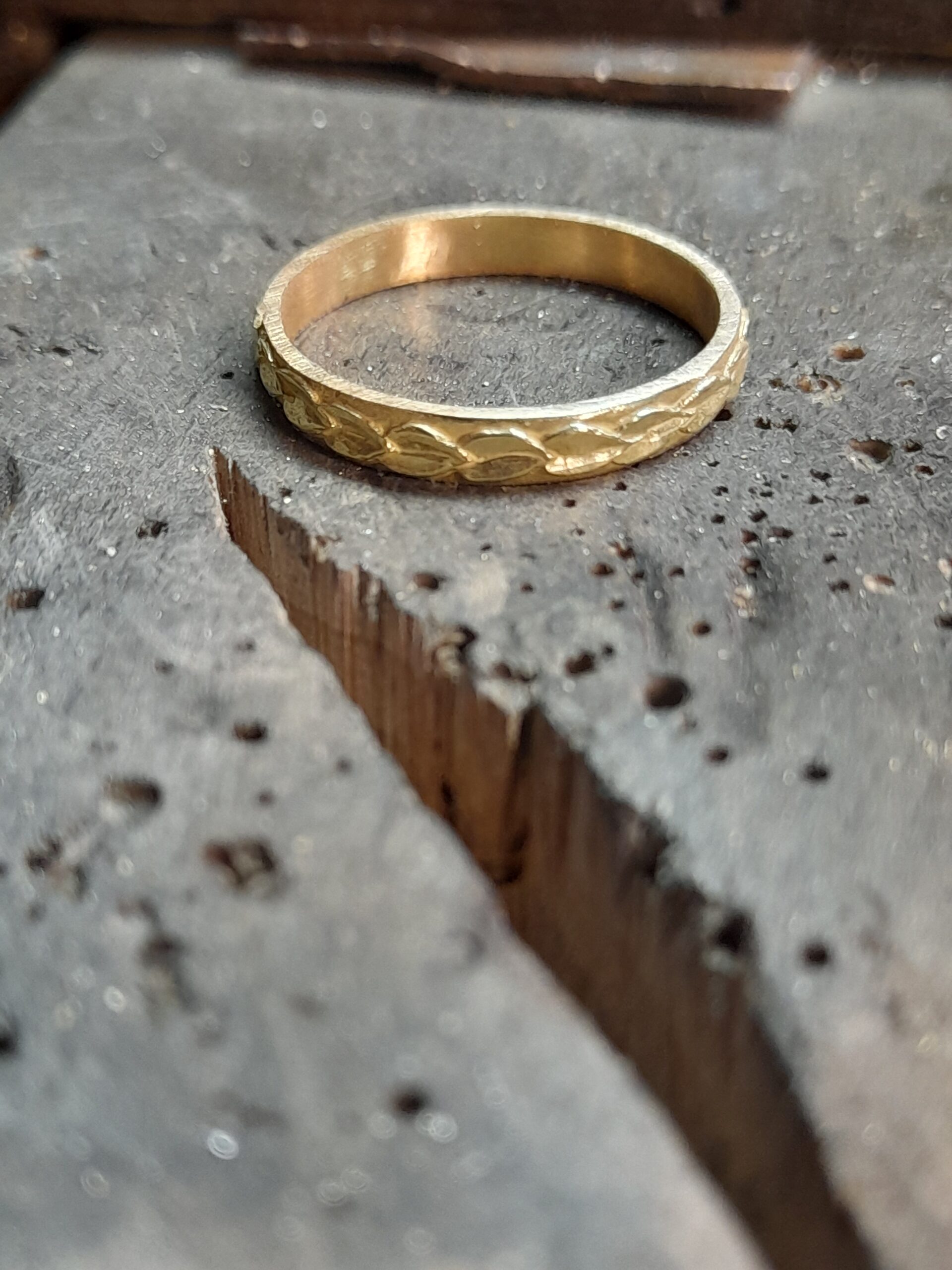 Antoine Puygrenier- Artisan Bijoutier Joaillier Lyon Alliance sur-mesure couronne de feuille en collaboration avec la chambre blanche gamme joaillerie Julie Boyer personnalisée