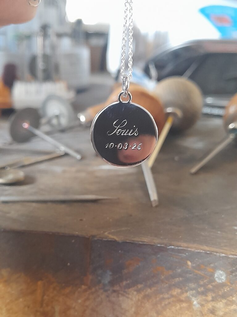 Antoine Puygrenier Artisan Bijoutier Joaillier Lyon chevalière mokume-gane médaille de naissance unique prénom et date gravé main travail sur-mesure personnalisé unique