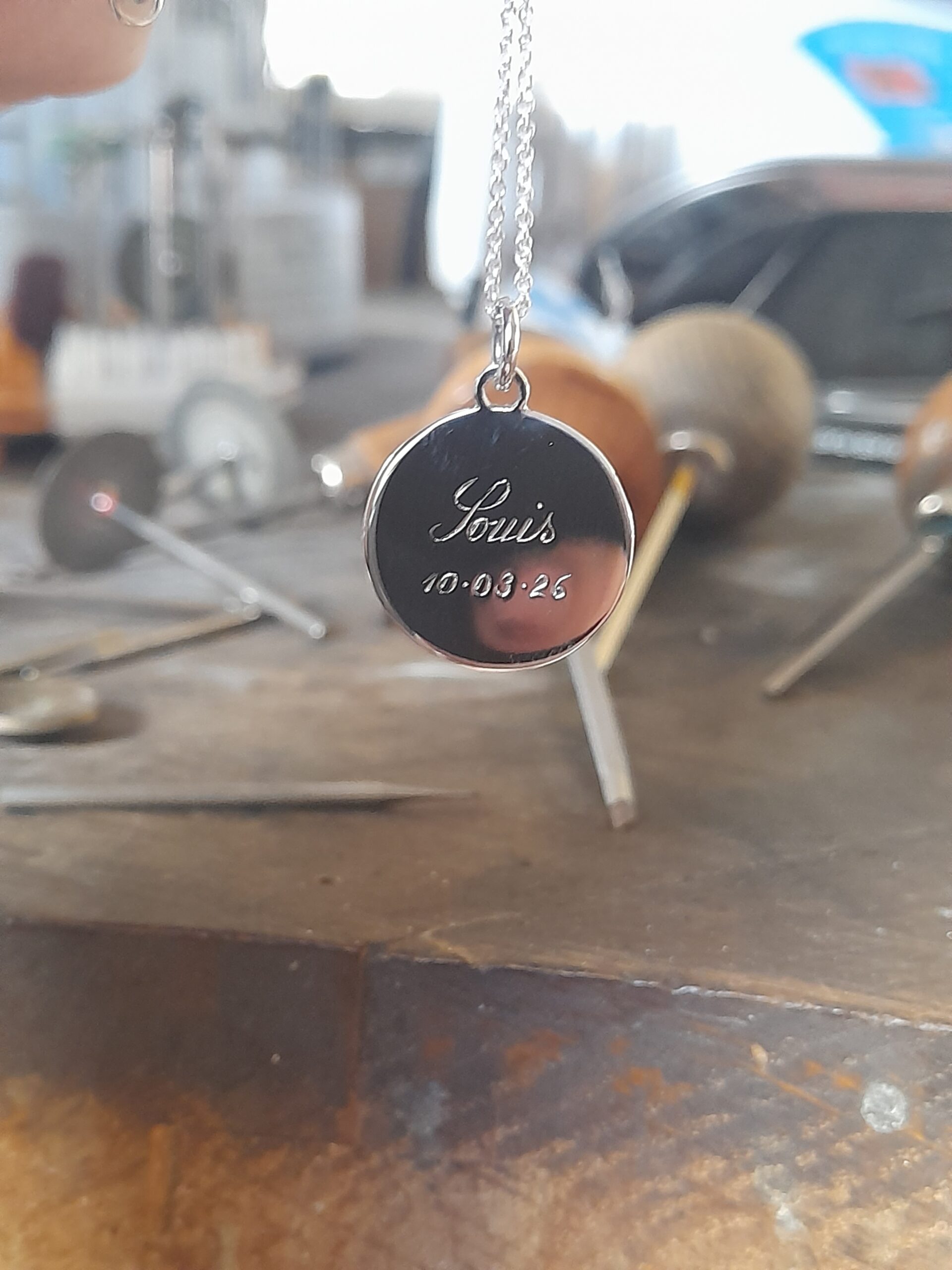 Antoine Puygrenier Artisan Bijoutier Joaillier Lyon chevalière mokume-gane médaille de naissance unique prénom et date gravé main travail sur-mesure personnalisé unique