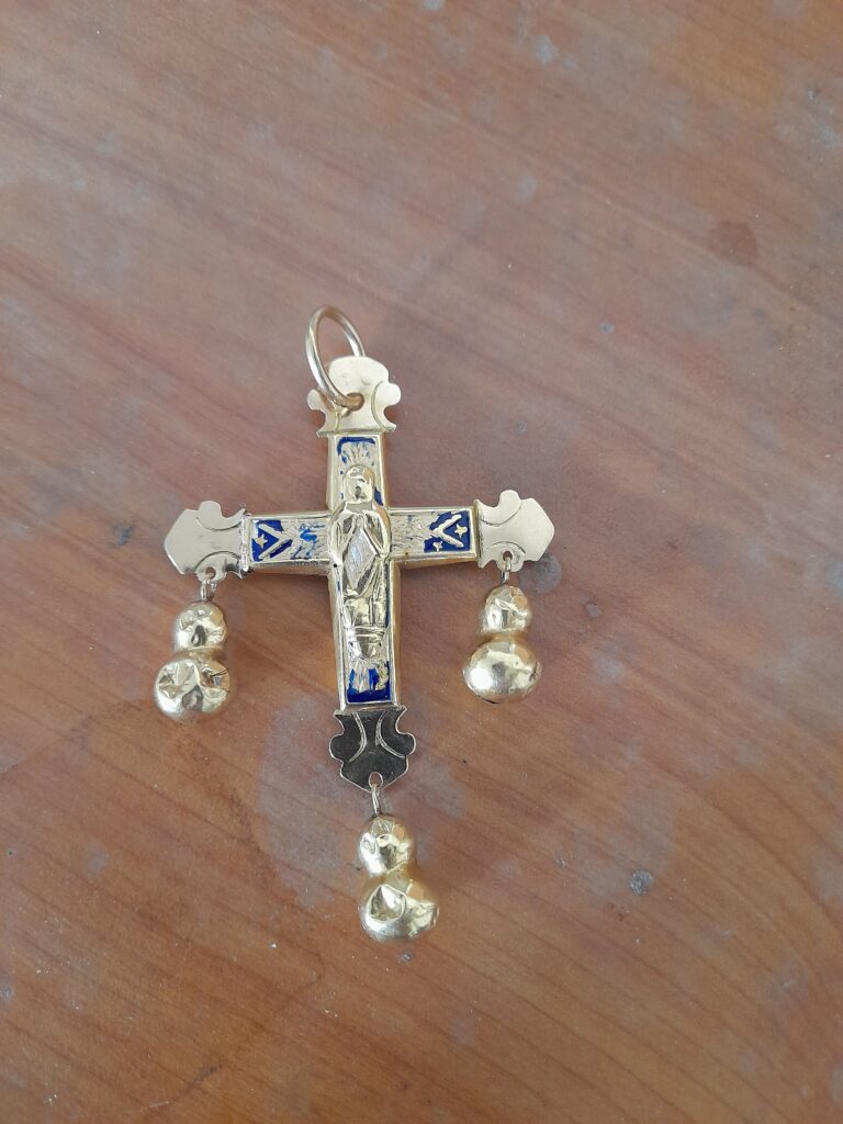 Antoine Puygrenier Artisan Bijoutier Joaillier Réparation d'une croix Puy en Velay 18éme émaillage émaillée réparation