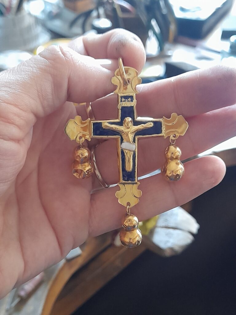 Antoine Puygrenier Artisan Bijoutier Joaillier Réparation d'une croix Puy en Velay 18éme émaillage émaillée réparation
