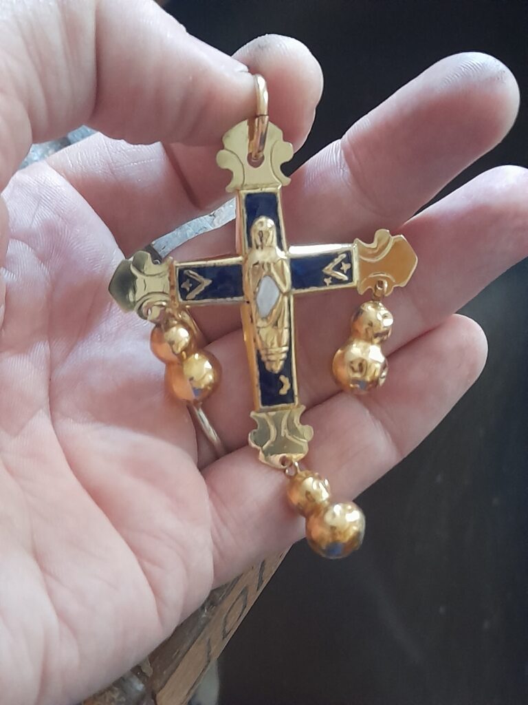 Antoine Puygrenier Artisan Bijoutier Joaillier Réparation d'une croix Puy en Velay 18éme émaillage émaillée réparation